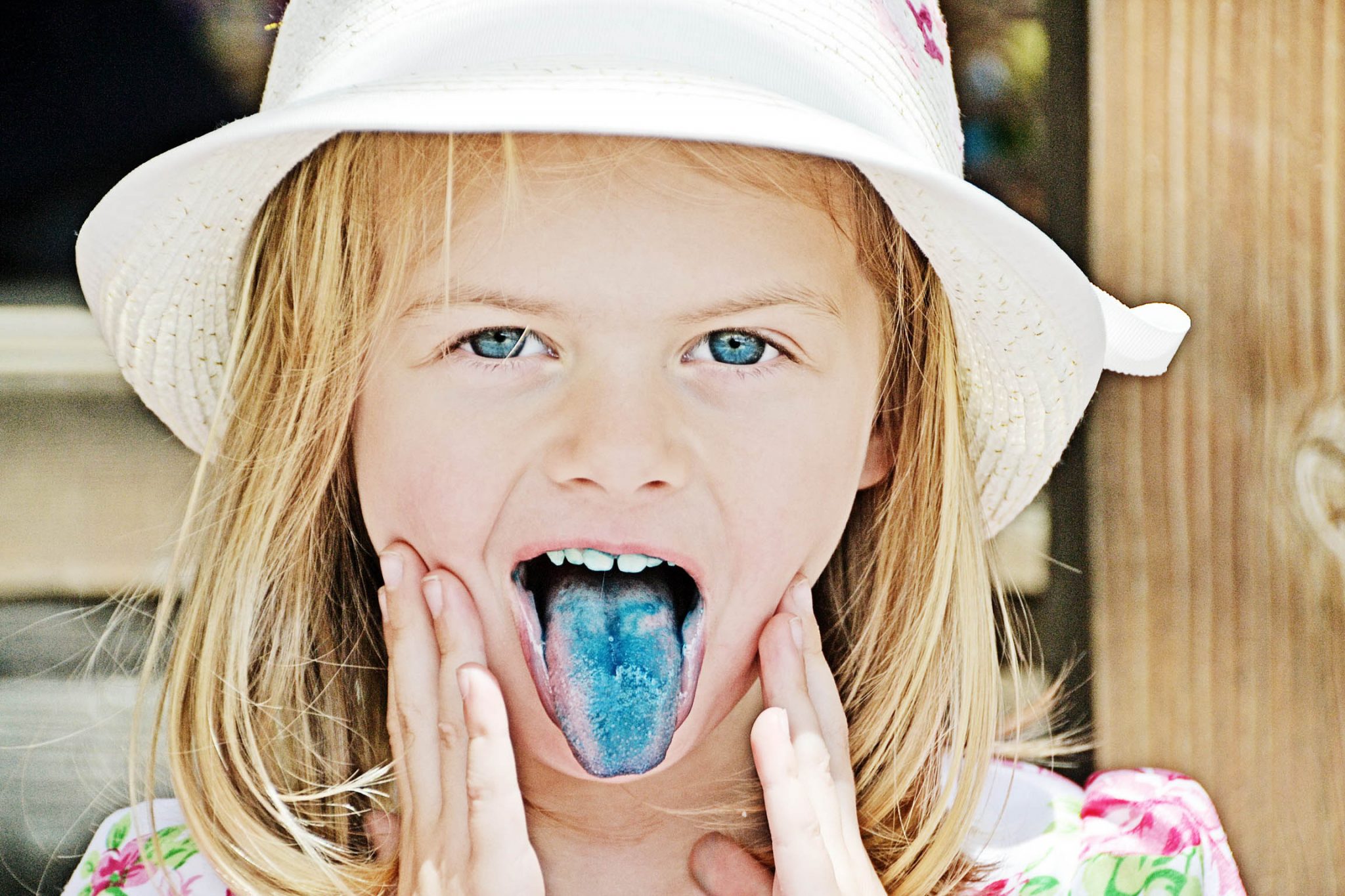 Eating colored. Tongue девочка. Маленька дівчинка tongue out. Tongue девочка 14. Preschool tongue out.